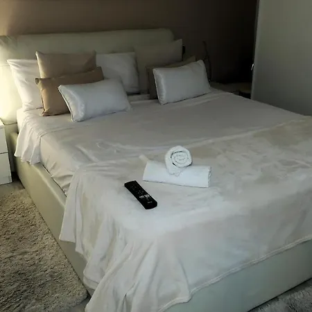 Apartment Entire , 2 Bedrooms Newly Remodeled Center Barcelona