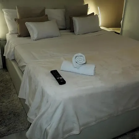 Entire , 2 Bedrooms Newly Remodeled Center Barcelona סיטגס