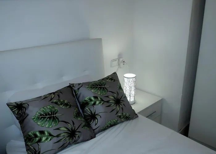 Entire , 2 Bedrooms Newly Remodeled Center Barcelona סיטגס